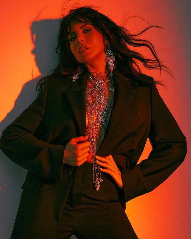 Піджак на голе тіло та відвертий боді: Настя Каменських знялася у гарячій фотосесії - фото 463678