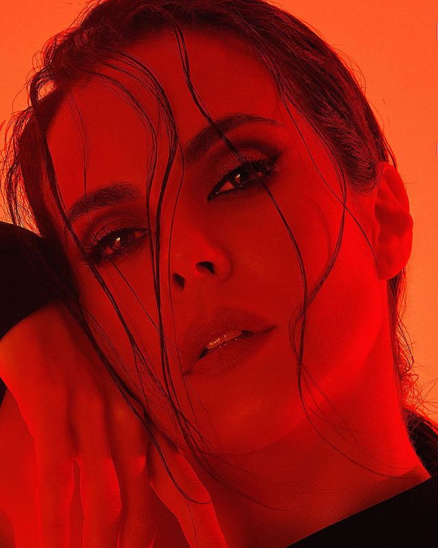 Піджак на голе тіло та відвертий боді: Настя Каменських знялася у гарячій фотосесії - фото 463679