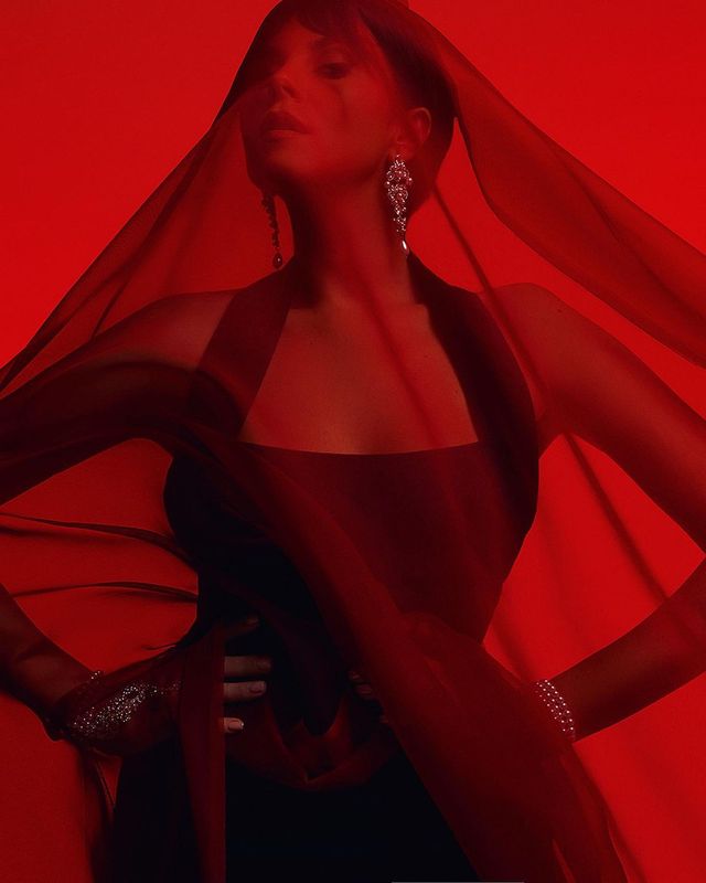 Піджак на голе тіло та відвертий боді: Настя Каменських знялася у гарячій фотосесії - фото 463680