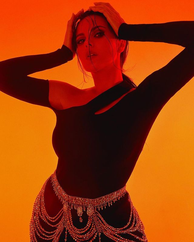 Піджак на голе тіло та відвертий боді: Настя Каменських знялася у гарячій фотосесії - фото 463681