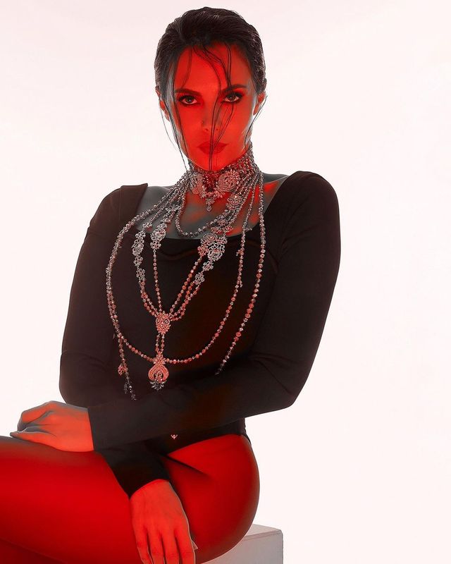 Піджак на голе тіло та відвертий боді: Настя Каменських знялася у гарячій фотосесії - фото 463682