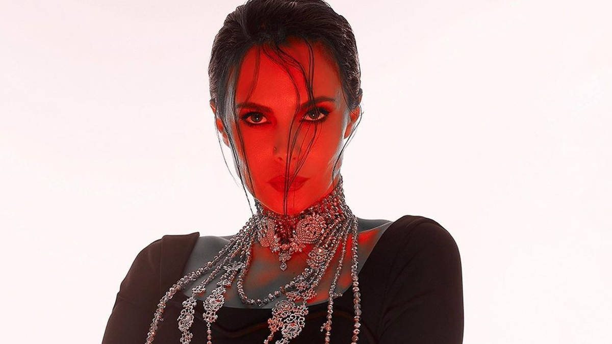 Піджак на голе тіло та відвертий боді: Настя Каменських знялася у гарячій фотосесії