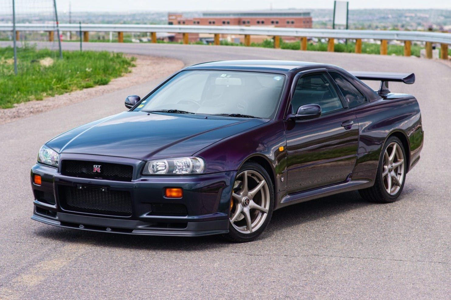 На продаж виставили Nissan Skyline GT-R рідкісного кольору