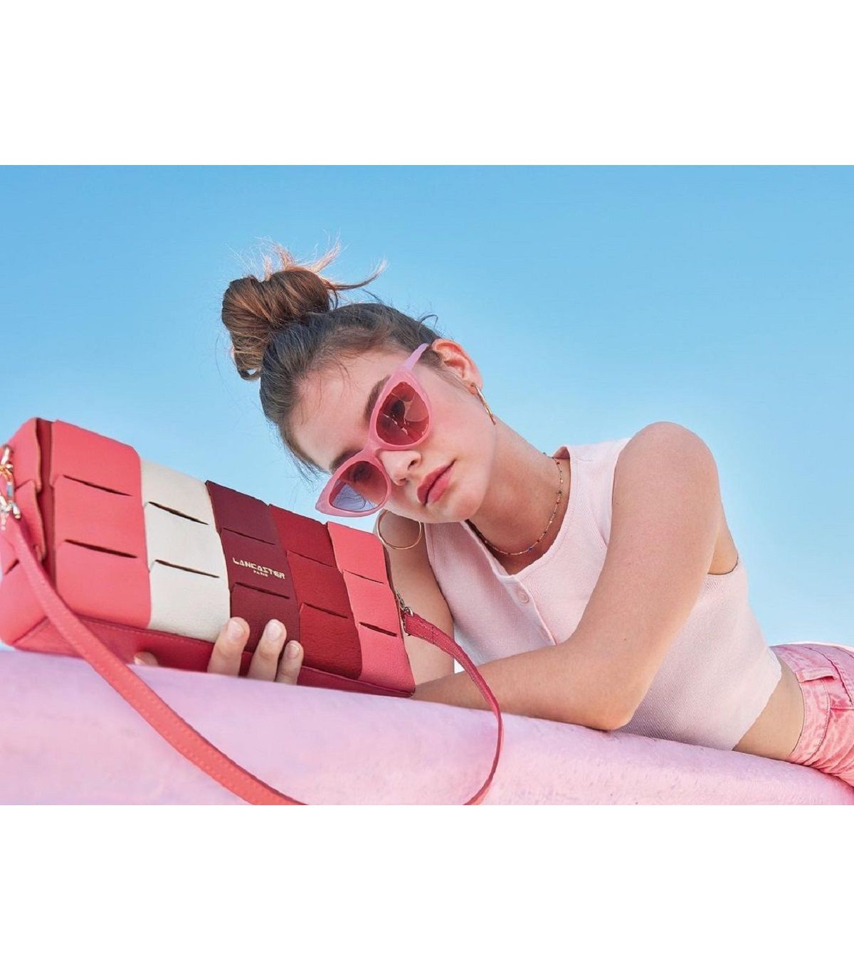 Барбара Палвін позувала лише у сорочці - фото 1