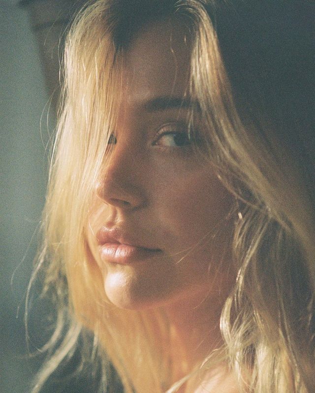 Зваблива модель Алексіс Рен зачарувала фотосесією топлес (18+) - фото 464156