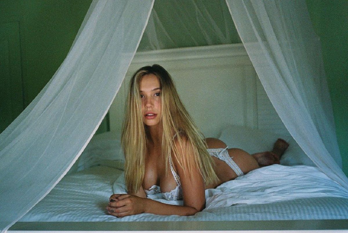 Зваблива модель Алексіс Рен зачарувала фотосесією топлес (18+)