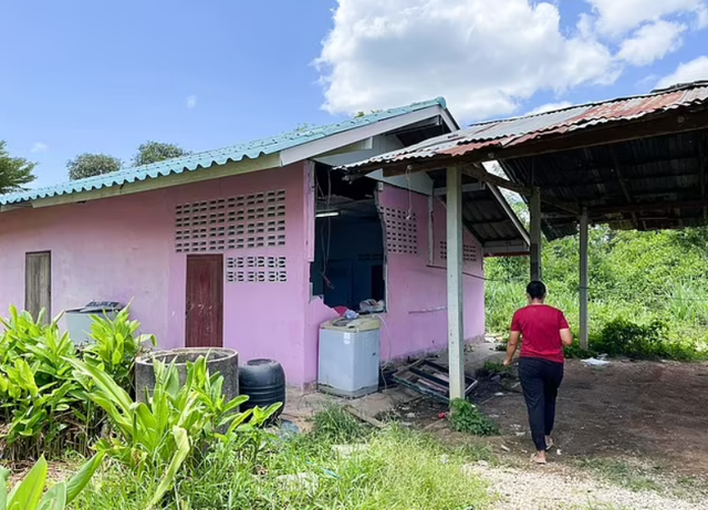 У Таїланді слон проломив стіну житлового будинку, тому що відчув запах смаколиків: відео - фото 464248