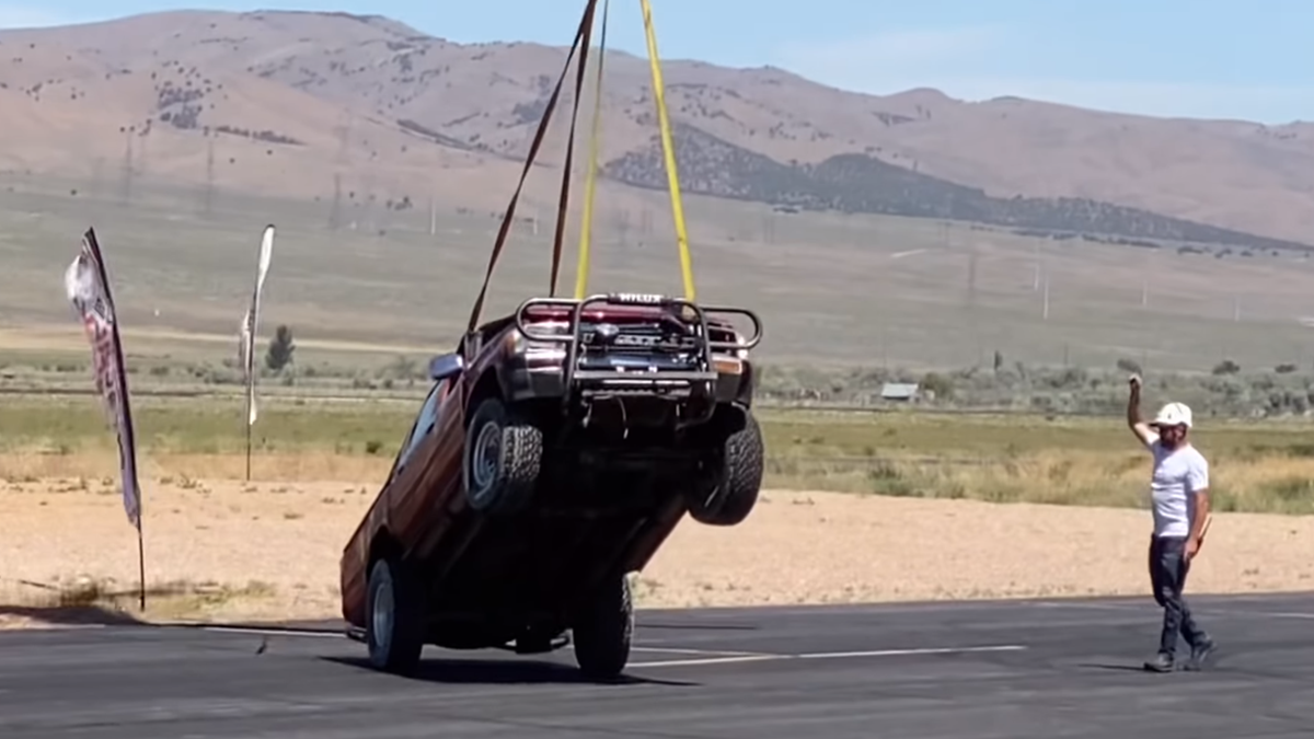 Toyota Hilux випробували на міцність, скинувши з висоти 3 кілометри: відео шаленого тесту - фото 1