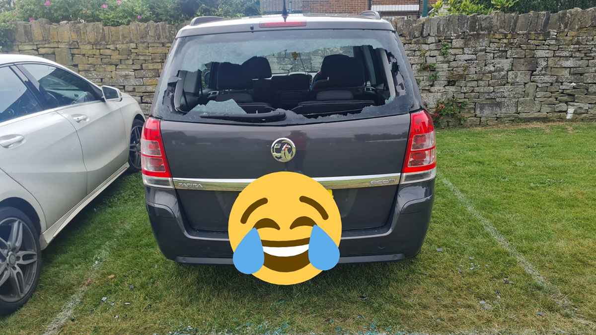 Гравець у крикет відбив м'яч прямо в скло своєї машини