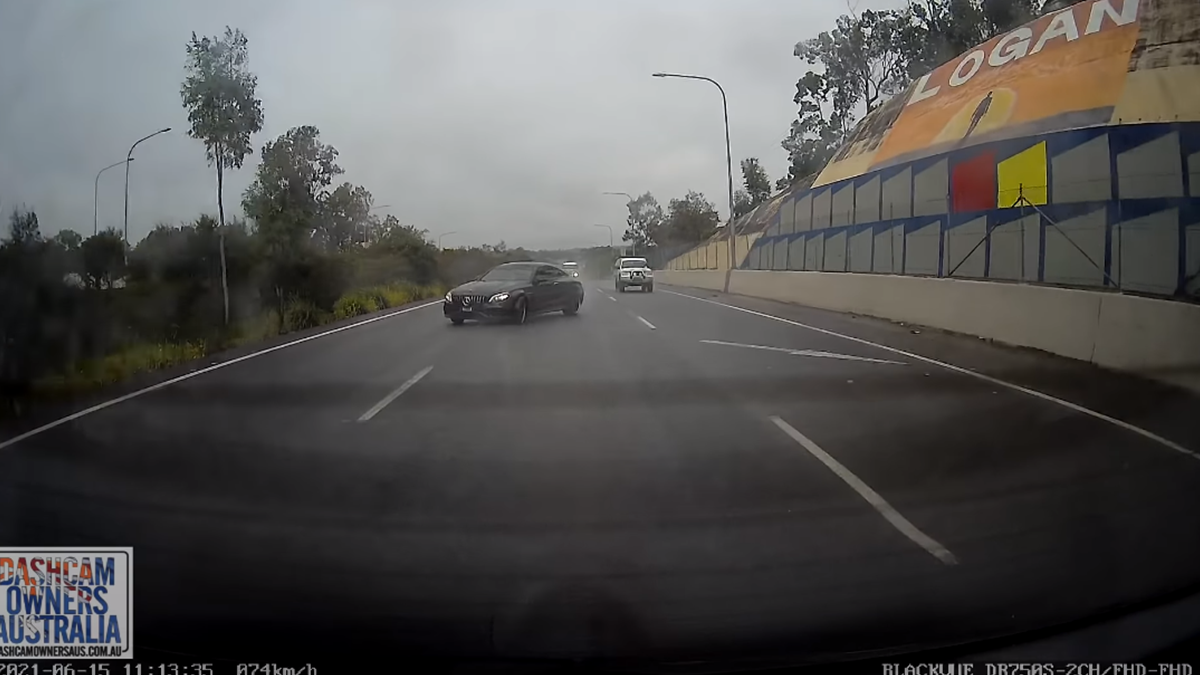 Горе-водій потужного Mercedes вирішив подрифтувати, але опинився у канаві: епічне відео - фото 1