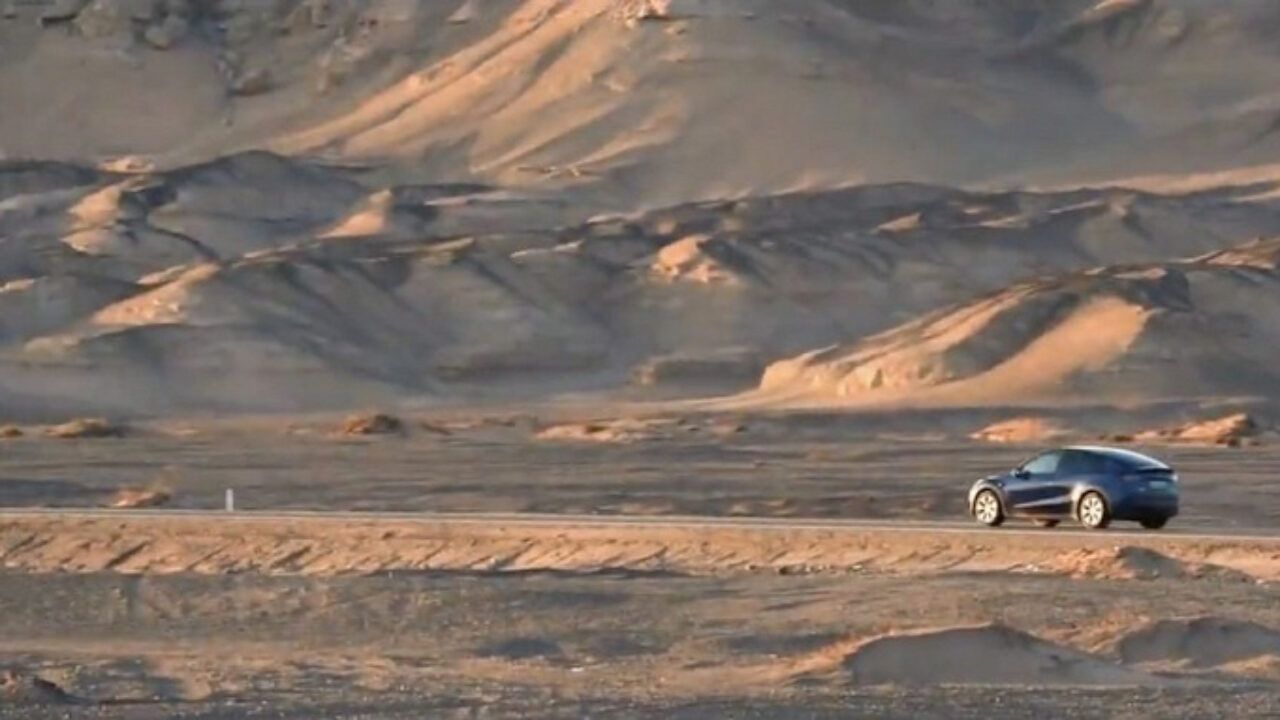 Відкрита найдовша дорога для електромобілів Tesla: відео