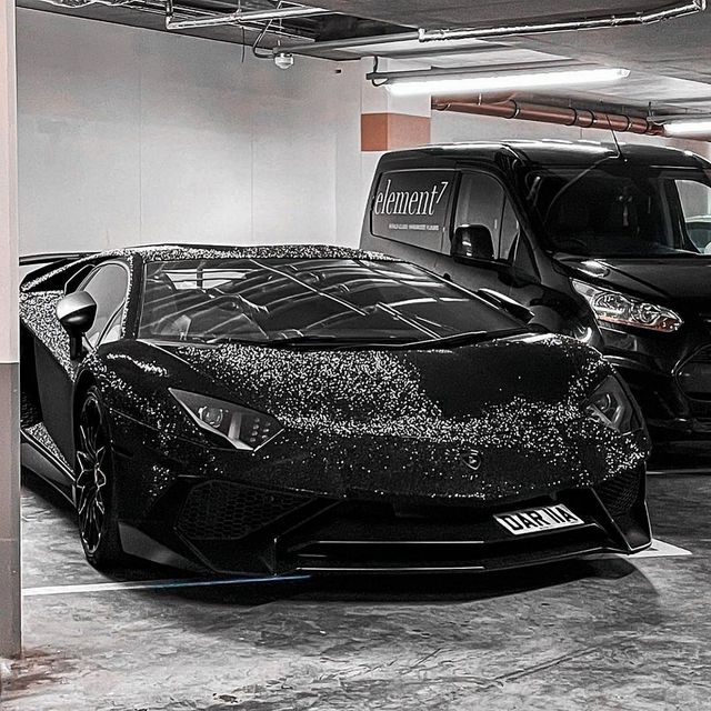 Lamborghini Aventador молдавської моделі прикрасили 2 мільйонами кристалів Swarovski - фото 464416
