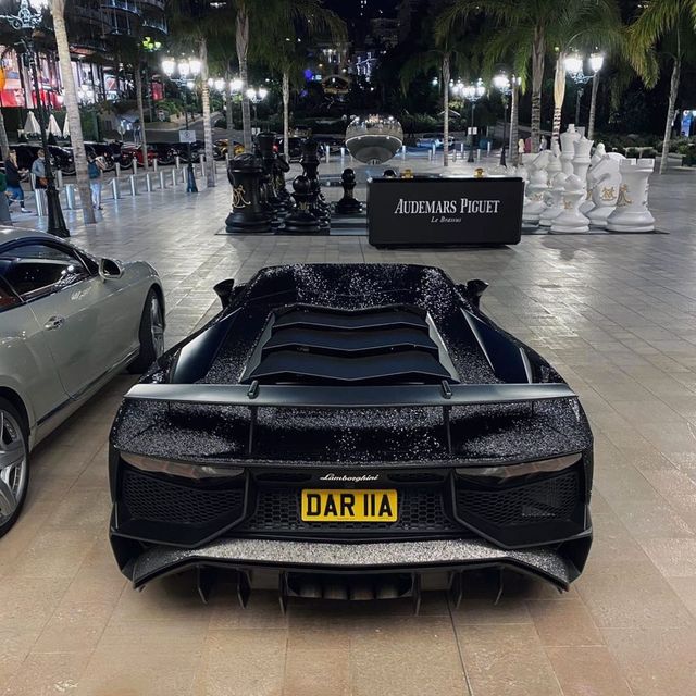 Lamborghini Aventador молдавської моделі прикрасили 2 мільйонами кристалів Swarovski - фото 464417