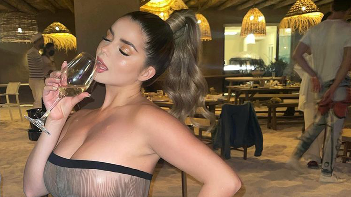 Розкута Демі Роуз засвітила пишні груди у пікантному купальнику: спокусливе фото