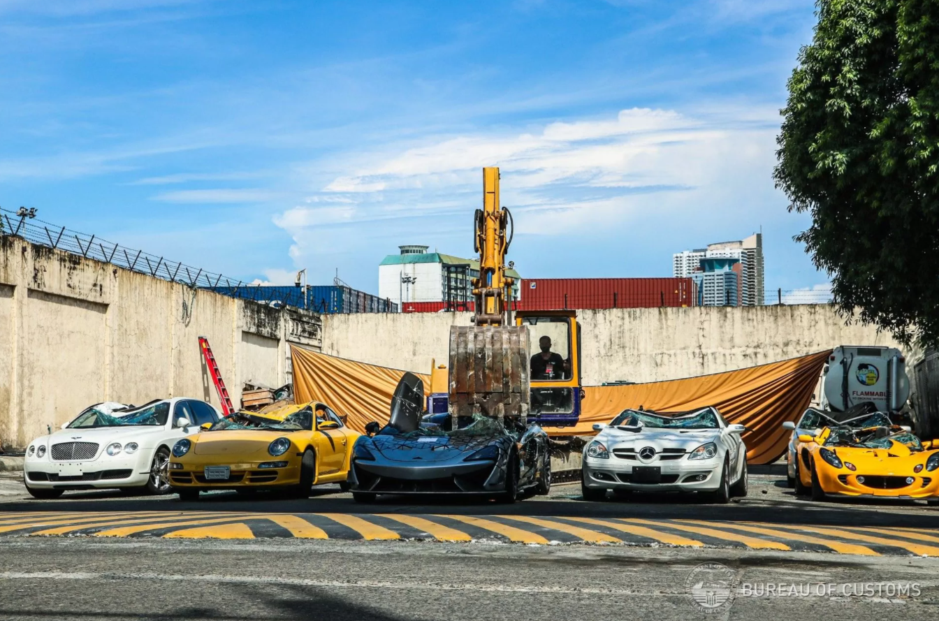 Уряд Філіппін знищив чергову партію розкішних автомобілів: дивіться відео