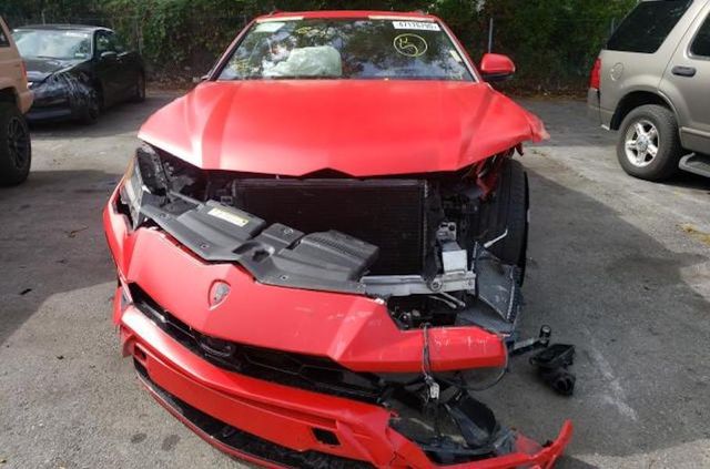 Купити можна, а їздити – ні: у мережі продають Lamborghini Urus за 850 доларів - фото 464527