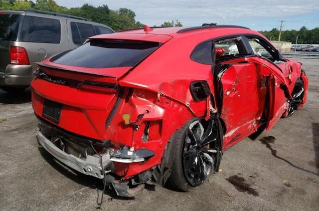 Купити можна, а їздити – ні: у мережі продають Lamborghini Urus за 850 доларів - фото 464530