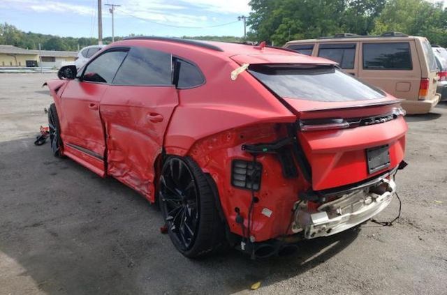 Купити можна, а їздити – ні: у мережі продають Lamborghini Urus за 850 доларів - фото 464531