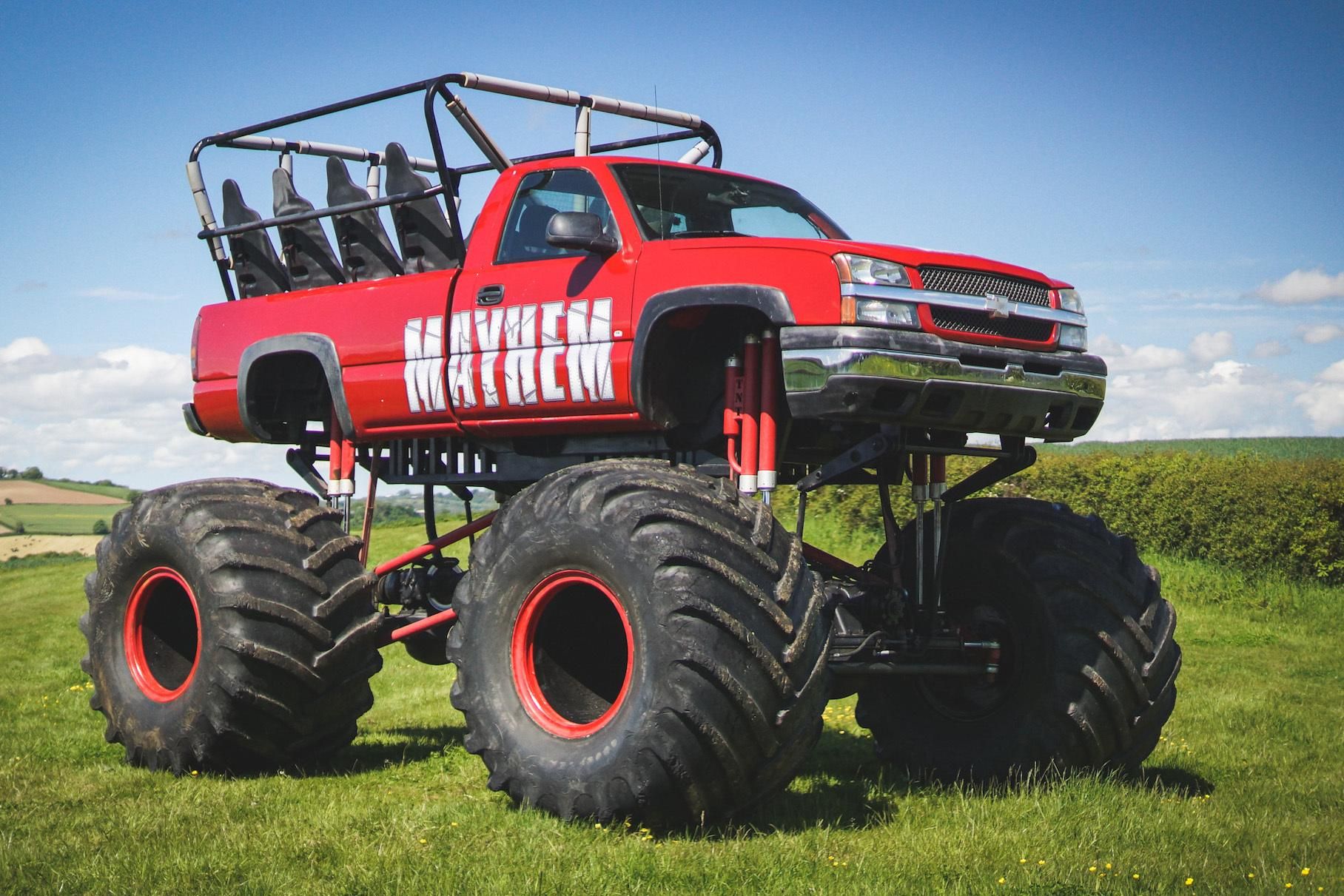 У мережі виставили на продаж 11-місний монстр-трак на базі Chevrolet Silverado