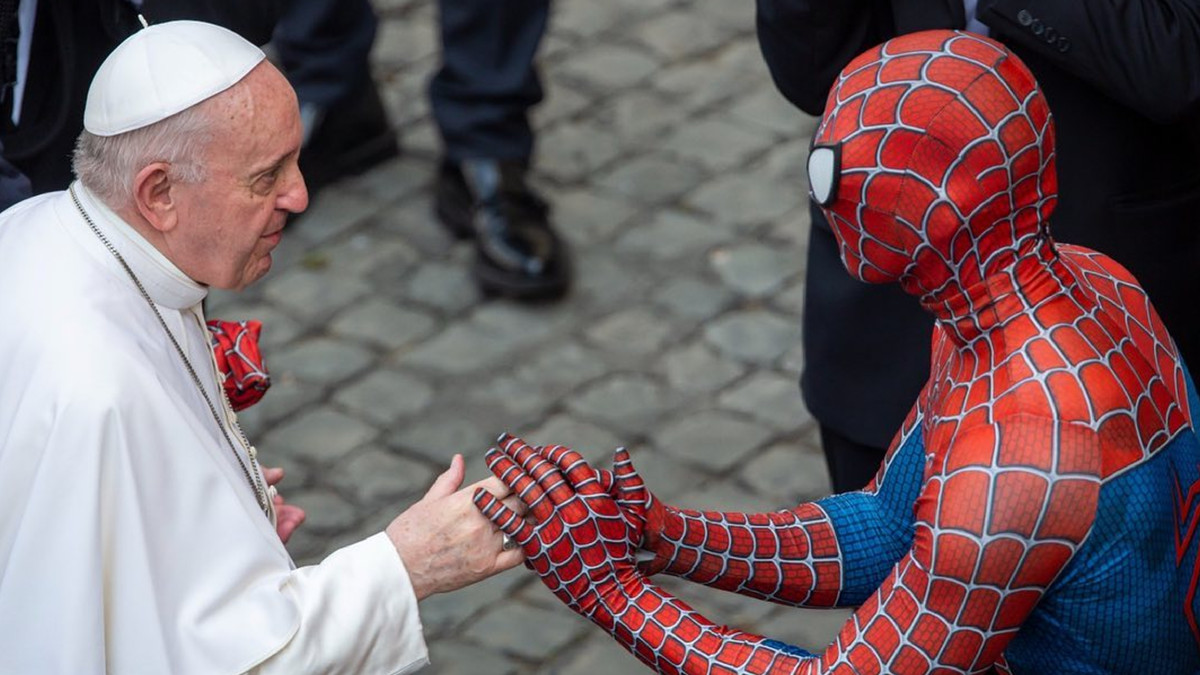 Франциск зустрівся з Людиною-павуком - фото 1