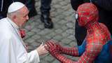 Папа Римський Франциск під час аудієнції зустрівся з Людиною-павуком