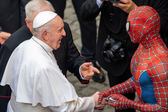 Папа Римський Франциск під час аудієнції зустрівся з Людиною-павуком - фото 464599
