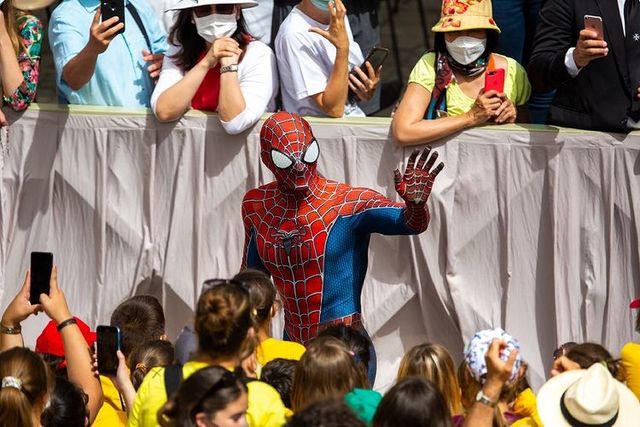 Папа Римський Франциск під час аудієнції зустрівся з Людиною-павуком - фото 464600