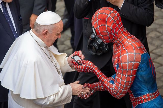 Папа Римський Франциск під час аудієнції зустрівся з Людиною-павуком - фото 464601
