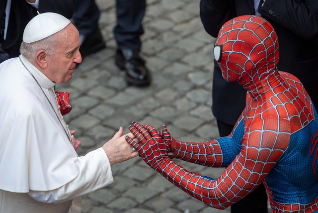 Папа Римський Франциск під час аудієнції зустрівся з Людиною-павуком - фото 464602