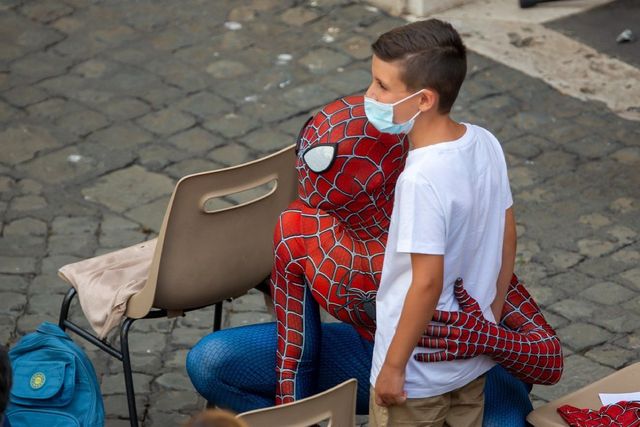 Папа Римський Франциск під час аудієнції зустрівся з Людиною-павуком - фото 464603