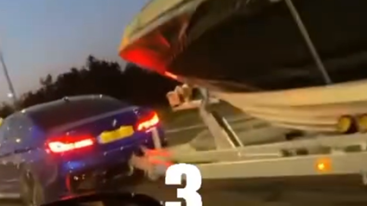 Водій BMW влаштував гонку на світлофорі з величезним човном на причепі: відео - фото 1