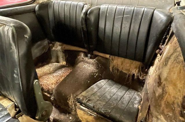 Ржавий Porsche, який простояв у гаражі 40 років, продали за 45 тисяч доларів - фото 464800