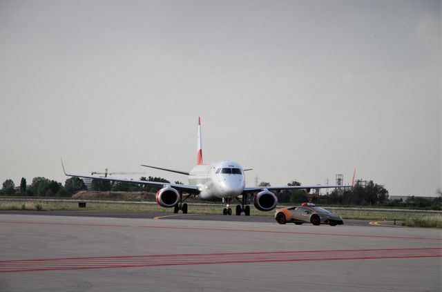 В італійському аеропорту з'явився Lamborghini Huracan Evo: яка його роль - фото 464939