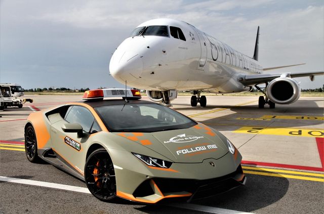 В італійському аеропорту з'явився Lamborghini Huracan Evo: яка його роль - фото 464943