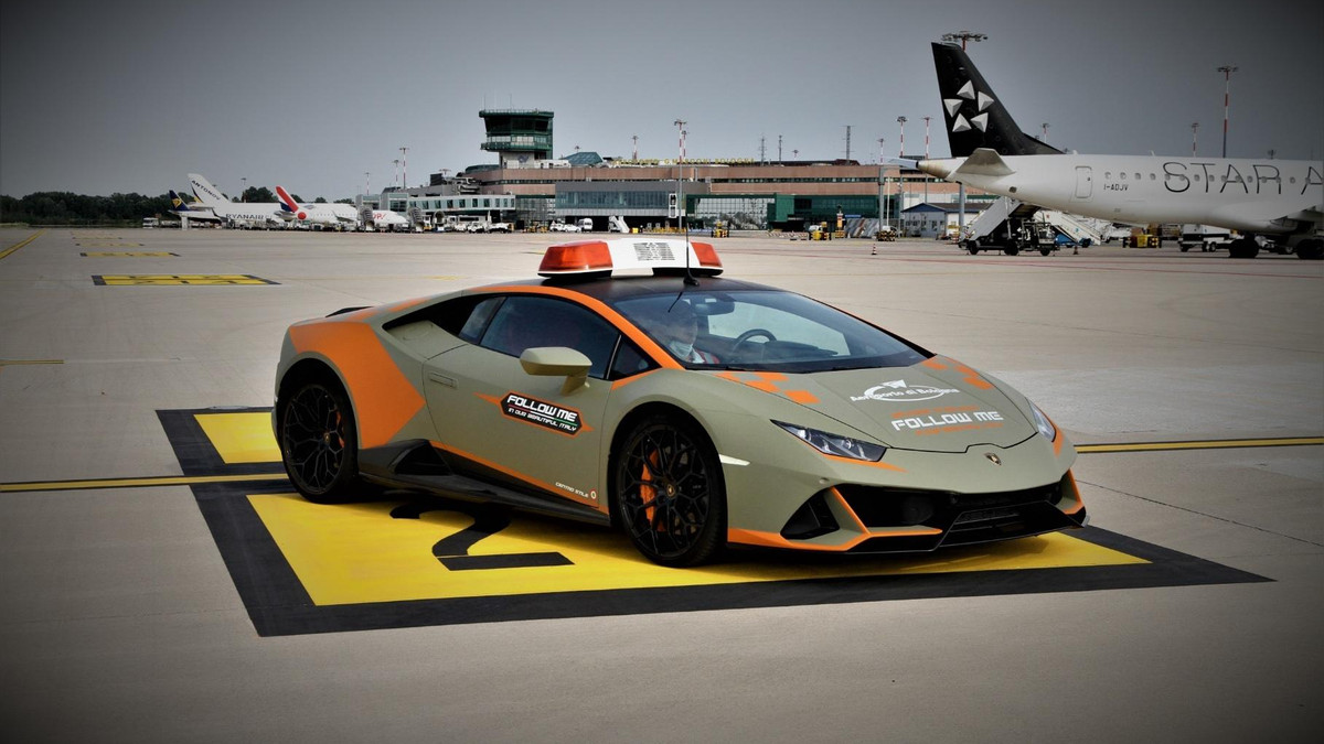 Lamborghini Huracan Evo став автомобілем супроводу в аеропорту - фото 1