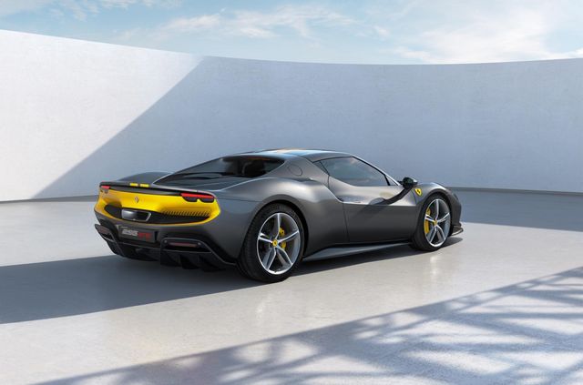 Ferrari представила свій перший дорожній суперкар з двигуном V6 - фото 464996