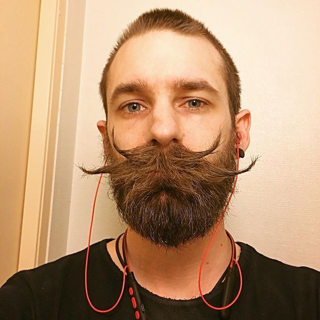 Подвійні вуса стали новим трендом 2021 року у чоловіків: фото - фото 465241