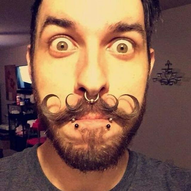 Подвійні вуса стали новим трендом 2021 року у чоловіків: фото - фото 465243