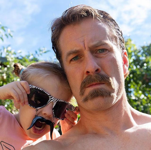 Подвійні вуса стали новим трендом 2021 року у чоловіків: фото - фото 465244