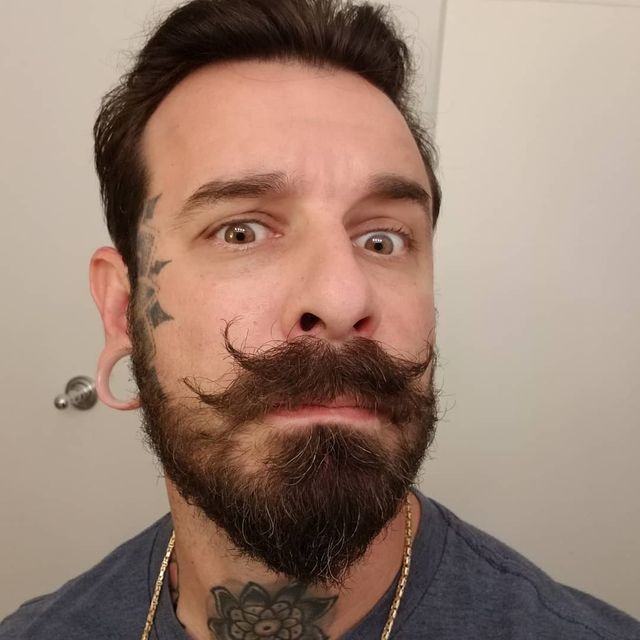 Подвійні вуса стали новим трендом 2021 року у чоловіків: фото - фото 465245