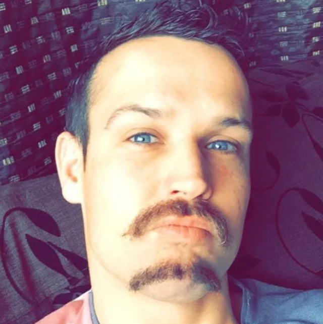 Подвійні вуса стали новим трендом 2021 року у чоловіків: фото - фото 465246