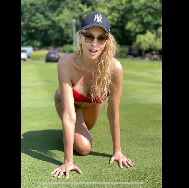 Живіт фотошопили, що аж поле попливло: Полякова влаштувала провокаційну фотосесію у бікіні - фото 465254