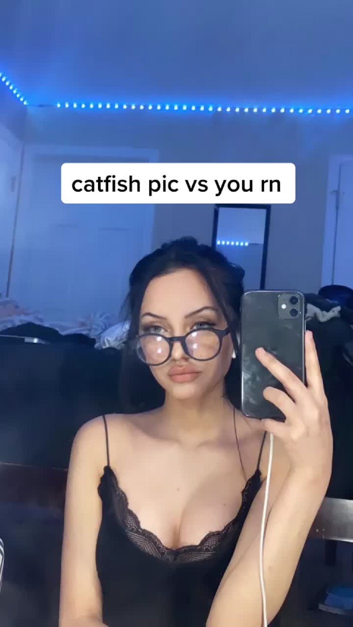 Блогерка вражає схожістю з Джолі - фото 1