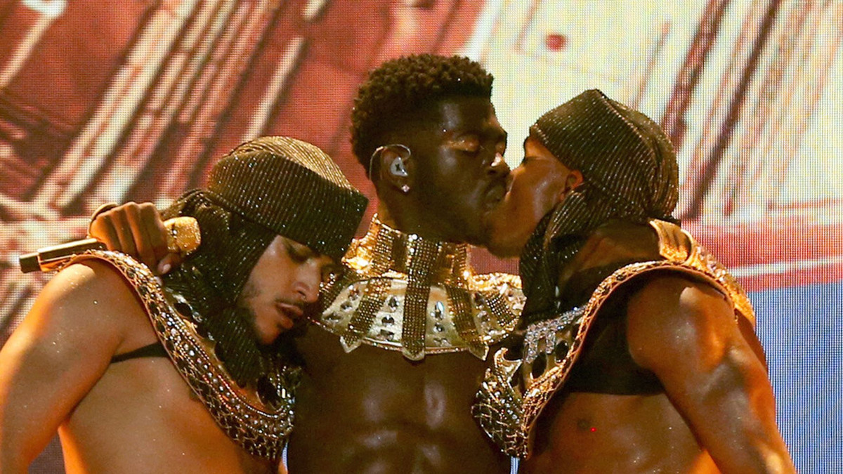 Lil Nas X поцілувався з танцюристом - фото 1