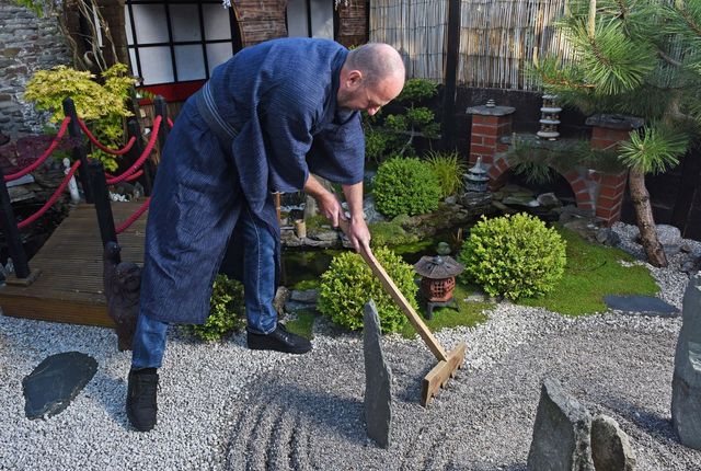 Англієць 10 років створював японський сад мрії на своєму задньому дворі: фото ДО та ПІСЛЯ - фото 465393