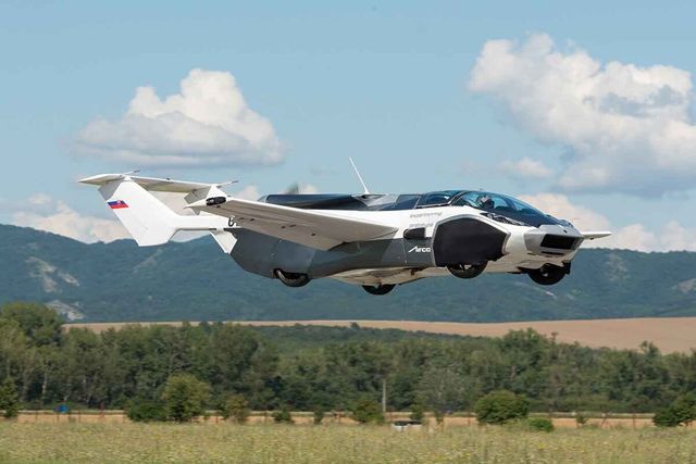 Словацький інженер здійснив перший дальній рейс на літаючому авто - фото 465412