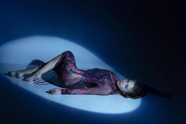 Тіна Кароль знялася у напівпрозорому платті, приймаючи сміливі пози: гарячі кадри - фото 465421