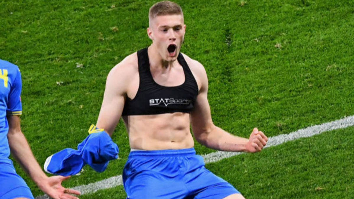 У матчі зі Швецією Довбик дебютним голом за збірну побив рекорд легендарного Платіні