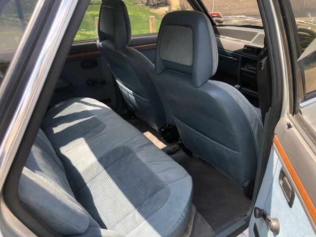 Старенький Ford Escort Ghia принцеси Діани пустили з молотка - фото 465535