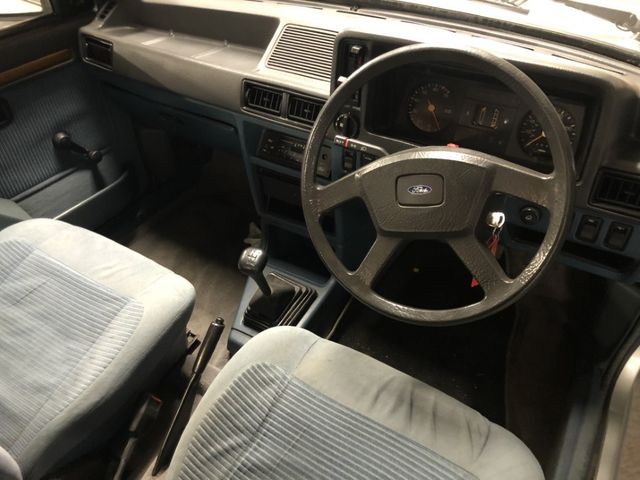 Старенький Ford Escort Ghia принцеси Діани пустили з молотка - фото 465537